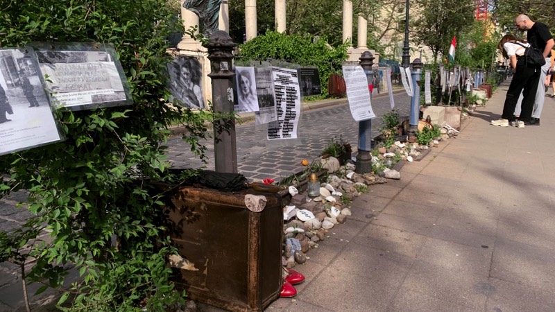 Dignified Protest at the Memorial for Victims of the German Occupation